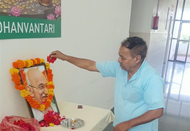 Floral tribute to Mahatma Gandhi
