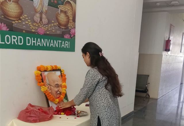 Students offer flowers to Mahatma Gandhi